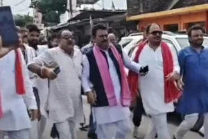 विनोद साहनी हत्याकांड: पीड़ित परिवार से मिलने जा रहे सपा नेताओं को पुलिस ने रोका