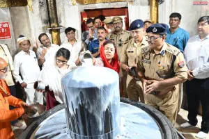 मण्डलायुक्त  पुलिस उपमहानिरीक्षक जिलाधिकारी  ,पुलिस अधीक्षक  एवं मुख्य विकास अधिकारी के संग सरयू घाट, दुःखहरण नाथ एवं पृथ्वीनाथ मंदिर का किया निरीक्षण