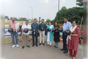 ओरिएंटल इंश्योरेंस की तरफ से किया गया हेलमेट वितरण कार्यक्रम
