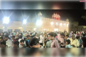 छठी पर उमड़ा आस्था का सैलाब, भंडारों में देर तक जुटे श्रद्धालु