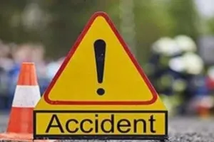 घर के सामने खेल रहे दो वर्षीय मासूम की कार के चपेट में आने से मौत