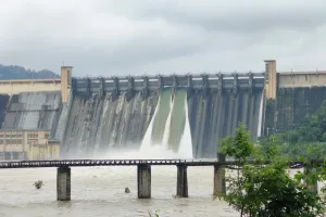 लगातार बारिश से बढ़ा नदियों का जलस्तर, जिला प्रशासन अलर्ट