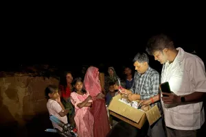 बाढ़ प्रभावित ग्राम बेलवनिया में चिकित्सा शिविर लगाकर वितरित की गई आवश्यक दवाएं