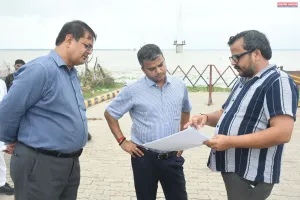 जिलाधिकारी ने सलोरी कछार पहुंचकर बढ़ रहे जलस्तर का जायजा लिया