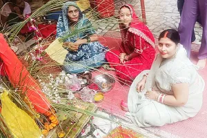 संतानों की दीर्घायु और सुख-समृद्धि के लिए महिलाओं ने रखा हल छठ व्रत
