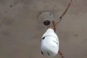 सीसीटीवी कैमरा तोड़ने व जान से मारने की धमकी देने का आरोप, रिपोर्ट दर्ज 