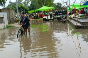 बारिश में सब्जी मंडी मे जलभराव की मार से बेहाल