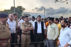 जिलाधिकारी एवं पुलिस अधीक्षक ने किया  सोन नदी किनारे बस्तियों का औचक निरीक्षण, लिया सुरक्षा एवं सतर्कता व्यवस्थाओं का  जायजा