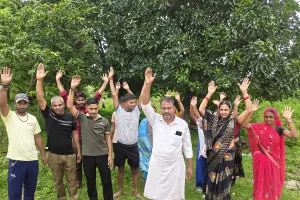 वन विभाग की कार्रवाई के विरोध में ग्रामीणों का हंगामा, सड़क पर उतरे आदिवासी ग्रामीण