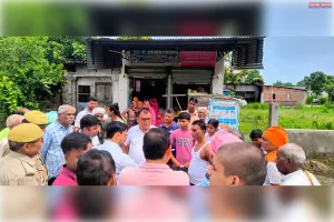 नायब तहसीलदार और पुलिस की संयुक्त टीम ने हटाया अतिक्रमण