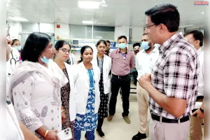 मंडलायुक्त डॉ. लोकेश एम. ने स्वरूपरानी नेहरू चिकित्सालय का औचक निरीक्षण किया