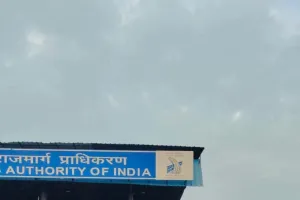 NH-27 पर सड़क कटिंग और गड्ढों से हादसे का खतरा, जिम्मेदारों पर उठे सवाल