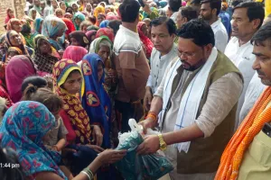 बाढ़ पीड़ितों के घर-घर पहुंचे पूर्व विधायक रामलाल अकेला, बांटी राहत सामग्री