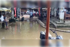 तहसील परिसर में जलभराव से हलाकान हैं अधिवक्ता व वादकारी