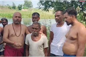 नाव के सहारे मनोरमा नदी की सफाई में जुटे सुदामाजी और ग्रामीण