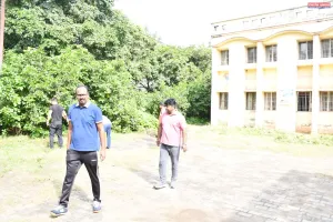 डीएम ने कलेक्ट्रेट परिसर में किया श्रमदान, स्वच्छता को जन-आंदोलन बनाने पर जोर
