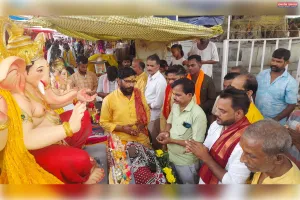 गाजे बाजे के साथ निकली विशाल शोभायात्रा