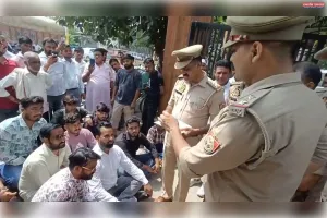 अभद्र टिप्पणी के विरोध में कोतवाली गेट पर गरजे हिंदू युवा वाहिनी कार्यकर्ता