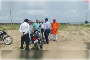 मवैया में शवदाह गृह की जमीन का निरीक्षण,पार्षदों ने जताई नाराजगी