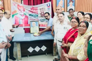 कुशीनगर : सेवा संकल्प अभियान के तहत रक्तदान शिविर, मरीजों में बांटे फल