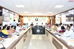 सीएम डैशबोर्ड की समीक्षा में डीएम ने अधिकारियों को दिए सख्त निर्देश