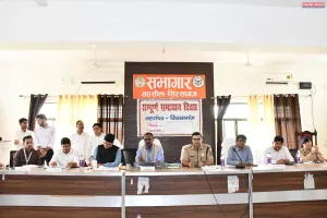 संपूर्ण समाधान दिवस में डीएम ने सुनीं फरियादियों की समस्याएं, 15 शिकायतों का मौके पर निस्तारण