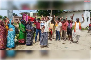 सड़क के गड्ढों और बंद हाईमास्ट को लेकर ग्रामीणों का प्रदर्शन
