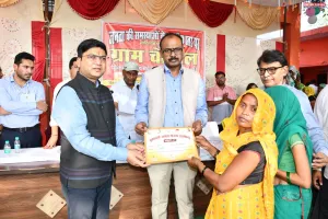 ‘सेवा संकल्प अभियान’ के तीसरे दिन उमरी में लगी जन चौपाल, डीएम ने सुनीं ग्रामीणों की समस्याएं