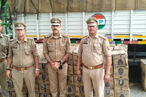 दुद्धी पुलिस को मिली बड़ी सफलता, भूसी की आड़ में तस्करी कर ले जाई जा रही 4297 लीटर अवैध अंग्रेजी शराब बरामद