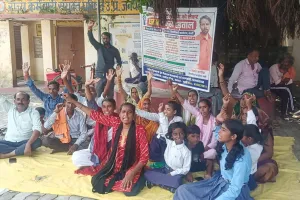 सार्वजनिक रास्ते की मांग को लेकर डीएम कार्यालय पर चल रहा धरना हुआ खत्म
