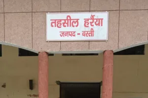 दूसरे हल्के के लेखपाल पर पीड़ित का घर गिराने की धमकी और अभद्रता करने का लगा आरोप