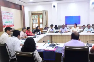 जिलाधिकारी ने लंबित आवेदनों के समयबद्ध निस्तारण के दिए निर्देश