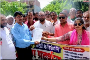 अघोषित विद्युत कटौती को लेकर कांग्रेस ने किया धरना प्रदर्शन,सौंपा मांग पत्र