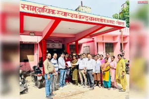 एनएचएम संविदा कर्मियों ने सीएचसी अधीक्षक को सौंपा मांगपत्र