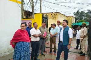 दुद्धी से रेस्क्यू हुई नन्ही बच्ची को जिलाधिकारी ने गोद में लेकर रखा नाम कीर्ति, भावुक हुआ माहौल