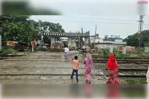 ओवरब्रिज निर्माण के लिए रेलवे फाटक पर लगा ताला, वाहनों की आवाजाही बंद