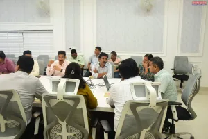 जिलाधिकारी ने राजस्व से सम्बंधित लम्बित प्रकरणों को शीर्ष प्राथमिकता पर सुनवाई करते हुए उन्हे शून्य किए जाने के दिए निर्देश