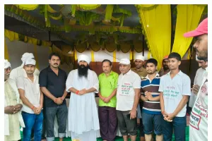 जयगुरुदेव धर्म प्रचारक संस्था ,मथुरा के राष्ट्रीय अध्यक्ष संत पंकज जी महराज को ग्रीन गुरु जी ने भेंट किया पौध