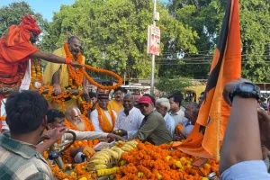 फलाहारी बाबा की शोभायात्रा का मानस रामलीला समिति ने किया भव्य स्वागत
