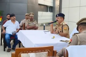 आगामी त्योहारों के दृष्टिगत क्षेत्राधिकारी नगर द्वारा डीजे संचालकों के साथ बैठक