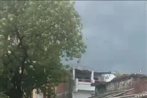 रामलीला पार्क के किनारे बसी अवैध बस्ती बनी मुसीबत, टूटी बाउंड्री तो बना लिया रास्ता