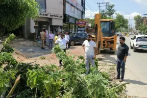 जिलाधिकारी के निर्देशों के क्रम में मुख्य राजस्व अधिकारी द्वारा नगर क्षेत्र में तत्काल राहत एवं सफाई कार्य कराते हुए आवागमन को सुचारु कराया