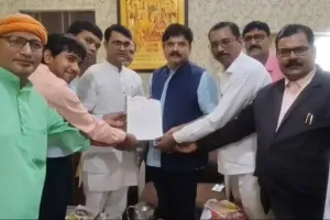 ग्रामीण स्वास्थ्य सेवकों को प्रशिक्षण, पंजीकरण और प्राथमिक उपचार की भूमिका देने की मांग, मुख्यमंत्री को सौंपा ज्ञापन