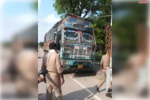 नो-एंट्री में खड़े भारी वाहनों पर नैनी पुलिस की कार्रवाई, 22 के चालान