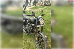 बुलेट और ई-रिक्शा की भीषण टक्कर तीन युवक गंभीर रूप से घायल, दो की हालत नाजुक