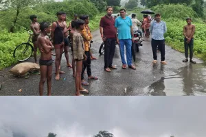 सोन नदी के उफान से अड़गुड़ नाला बना बेहद खतरनाक, जान जोखिम में डालकर ट्यूब के सहारे पार कर रहे ग्रामीण
