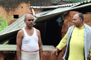 जनपद में लगातार बारिश ने गरीब परिवार का आशियाना छीना, मिट्टी का घर भरभराकर गिरा