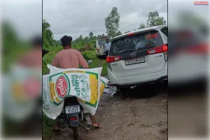 सीडीओ के सामने चोकर लेकर पहुंचा ग्रामीण, गौशाला की व्यवस्था पर उठे सवाल