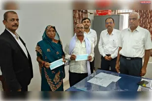झिल्ली महुआ निवासी दम्पति को मिला न्याय,  स्थाई लोक अदालत के हस्तक्षेप पर बीमा कंपनी ने 10 लाख रूपये का चेक दिया