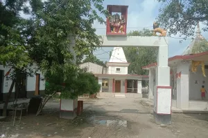 सेवा पखवाड़े में स्वच्छता के दावे, मंदिर परिसर में गंदगी का अंबार